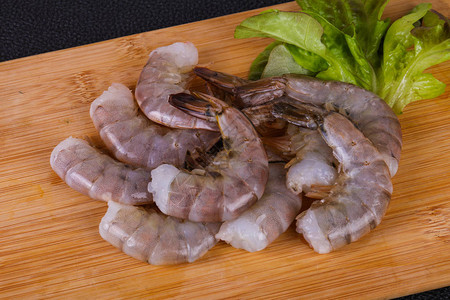 准备烹饪的生大虾供应沙拉叶图片