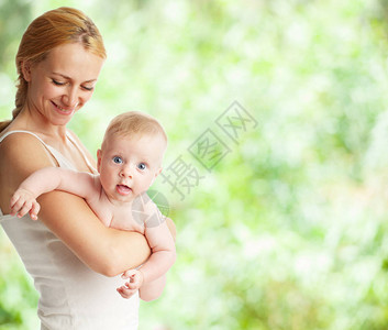母亲和婴儿在户外活动夏季与新生儿一图片