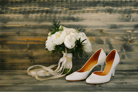 带白丝带和结婚鞋的彩礼花布图片