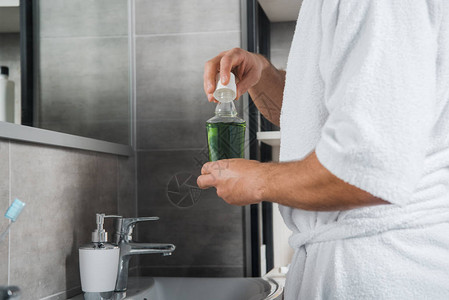 男人用洗口水把绿瓶图片