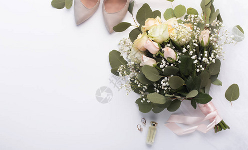 新娘准备彩礼花束和白色背景全景复背景图片