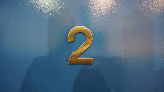 蓝色木门上的二号黄铜房间图片