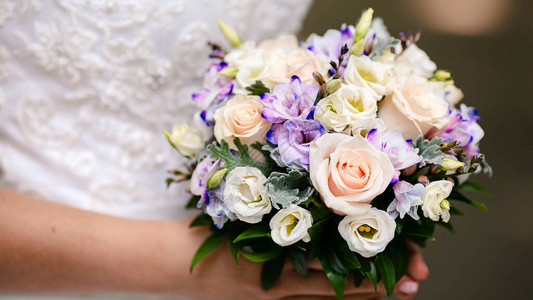 婚礼花束在新娘手中图片