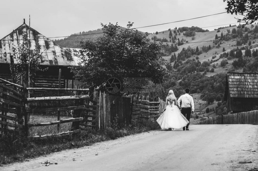 背景中的新娘和新郎图片