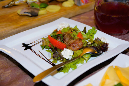 沙拉加肉生菜和酱汁在白色图片