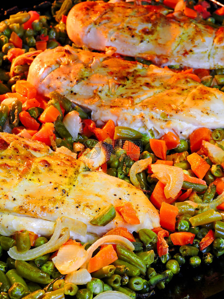 青豆胡萝卜绿豆对健康饮食和健康生活方式的观念在鸡胸上烤的是图片