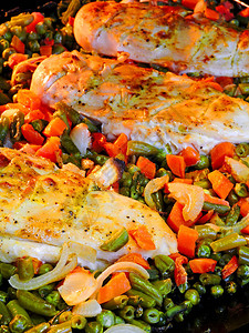 青豆胡萝卜绿豆对健康饮食和健康生活方式的观念在鸡胸上烤的是图片