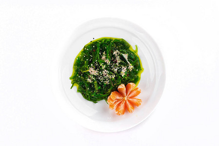 美味的素食品海草沙拉配有芝麻种子图片
