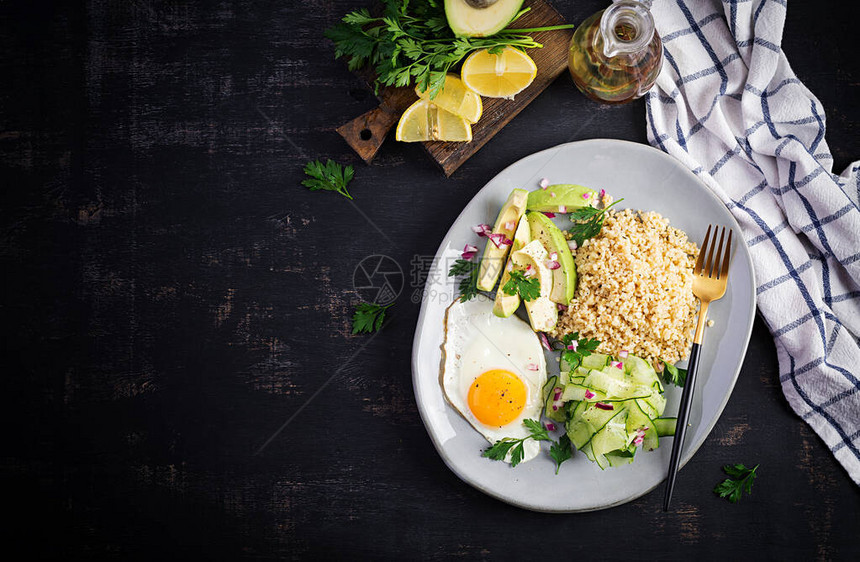 饮食菜单健康的生活方式碾碎干小麦粥煎鸡蛋和新鲜蔬菜盘子里的和鳄梨顶视图头图片