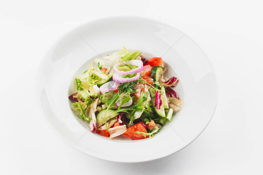 白盘中的蔬菜素食沙拉图片