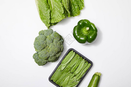 白色背景绿色有机蔬菜的顶部图片