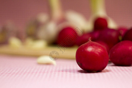 粉红色背景上的健康蔬菜图片