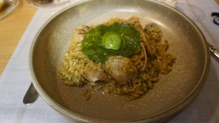 餐厅里的美味蛤蜊奶油米饭图片