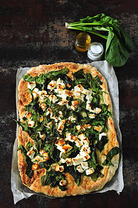 菲达菠菜披萨自制的新鲜比萨饼配菠菜和羊乳酪酮饮食酮午餐的想法五颜六图片