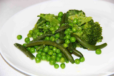 用绿色蔬菜装饰豌豆四季豆和西兰花图片