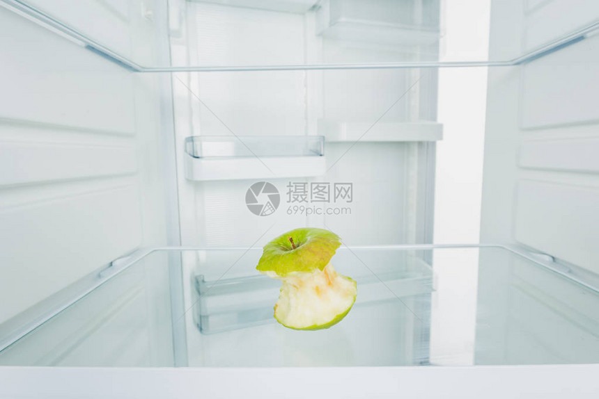 在冰箱的架子上加绿苹果开着图片