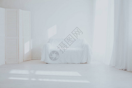 带沙发和窗户的白色房间的内部1图片