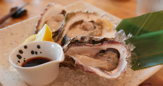 餐厅的生鲜牡蛎图片