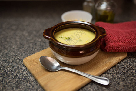 西兰花奶酪汤放在棕色碗里图片