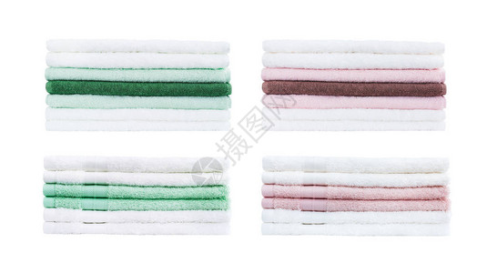 一组白色绿色和粉红色浴巾在白背景图片