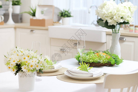 用白桌布鲜花眼镜和盘子服务餐桌图片