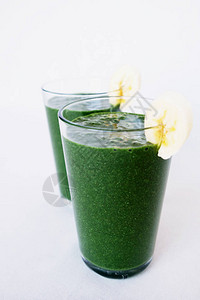 新鲜的绿色甘蓝香蕉椰子牛奶螺旋藻粉和松果籽沙丁鱼健康生活方图片