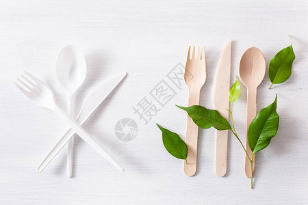 叉子o型无害塑料制塑板和生态友好型木制餐具背景
