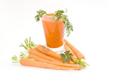 一杯胡萝卜汁和新鲜胡萝卜图片