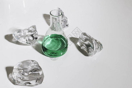 烧瓶中散落的晶体和绿色液体图片