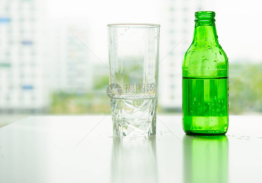 透明玻璃水与气泡绿色玻璃瓶图片