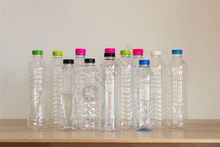 木板上许多塑料瓶的成套塑料瓶图片