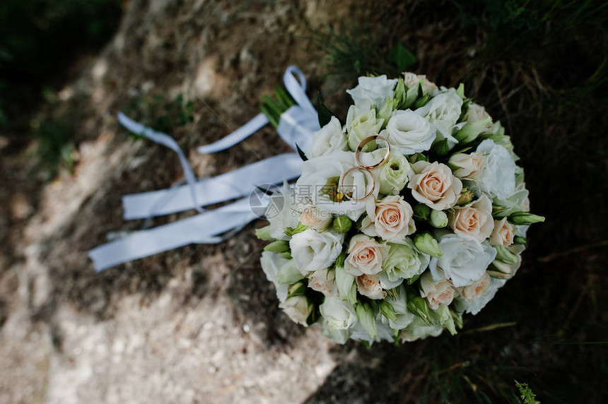 美丽现代而优雅的婚礼花束图片
