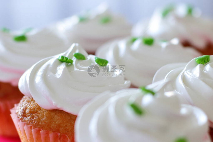 由奶油蛋白和甜圣诞树装饰的Cupcake蛋糕图片