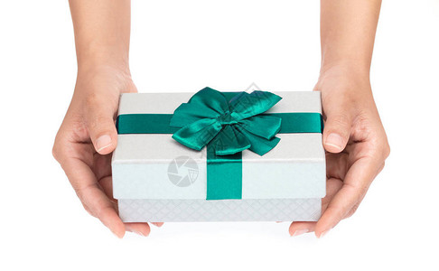 手握礼物彩色银盒带绿色丝带和图片