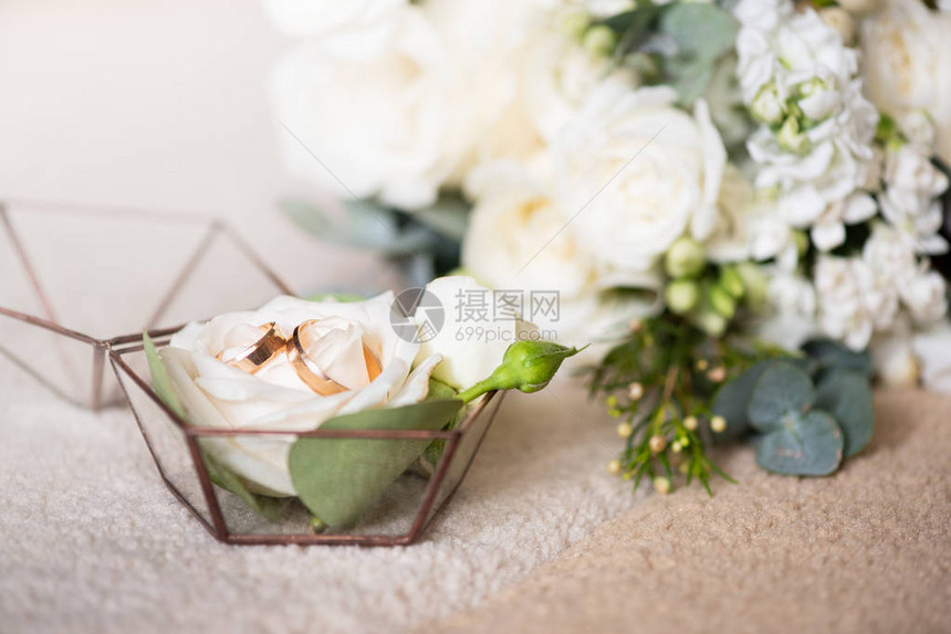 在美丽的盒子和花束中的两个结婚戒指订婚主题爱情宣言婚礼当图片