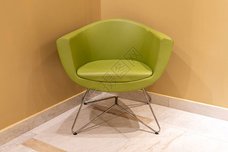 现代室内的绿色皮椅站在角落里背景图片