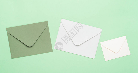 绿色背景上的绿色和白色信封字母消息通信复制空间顶视图图片