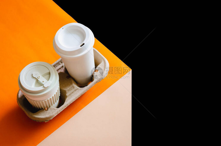 用于世界环境概念的再利用纸托盘中的循环咖啡杯图片