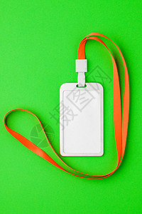 绿色背景上挂着红色条纹颈的空白安全标签文本位图片