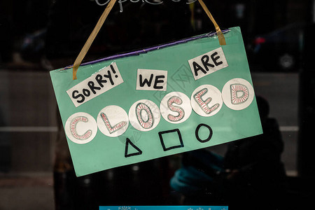 芝加哥一家店面或企业的玻璃门上挂着一个绿色手工制作的标志图片
