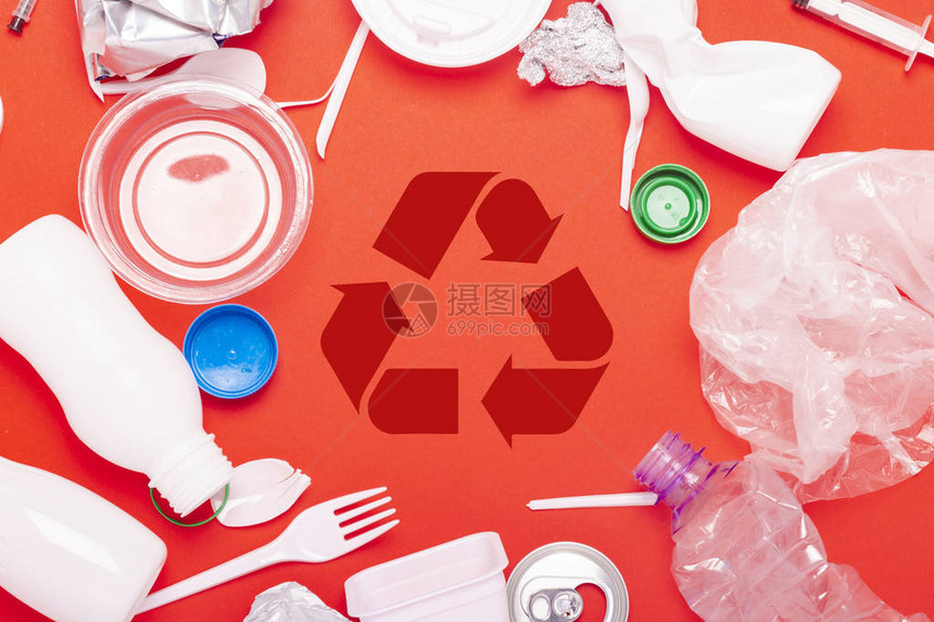 红色背景上的塑料和锡废物收集概念停止塑料回收垃圾分类圆形图片