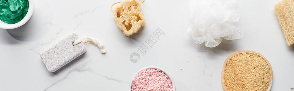 大理石表面的浴海绵面粉冰石和天然美容制品杯图片