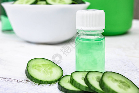 液态化妆品在瓶子和绿黄瓜中护肤图片