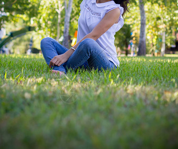 坐在草地上的少女图片