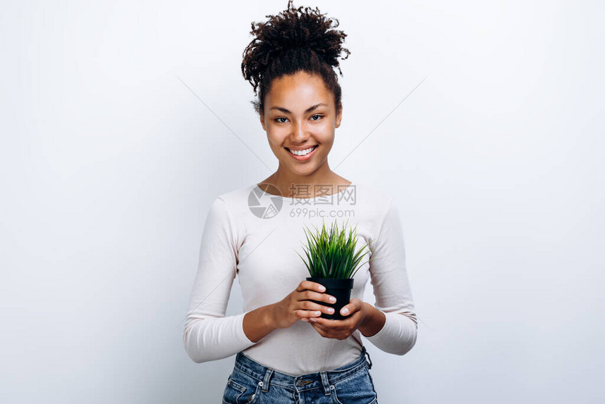 拿着小花盆的美少女图片