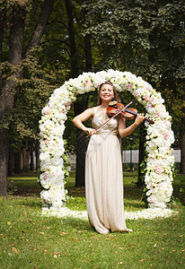 美丽的年轻女孩拉小提琴图片