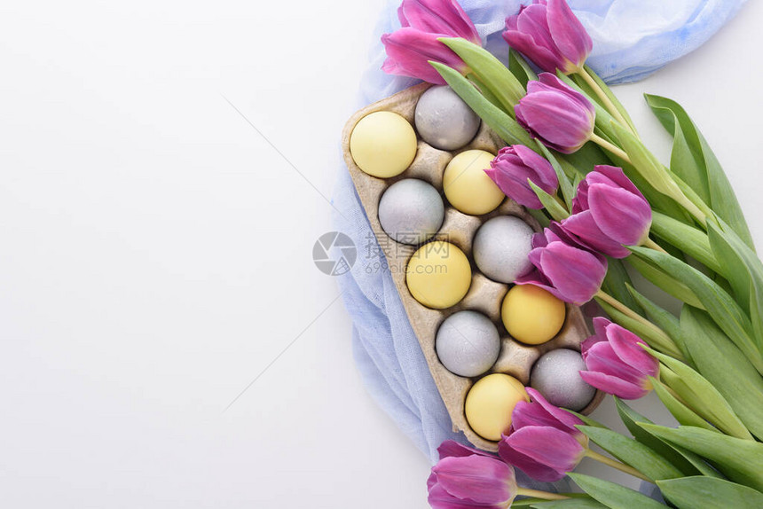 白底鸡蛋和紫郁金香的复活节由彩蛋和图片