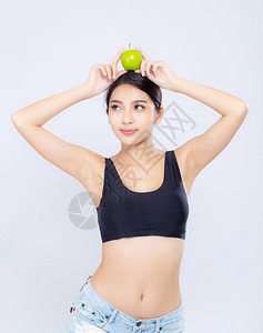 美丽的肖像亚洲女人微笑着拿绿色苹果水和身体饮食与适合孤立的白色背景图片