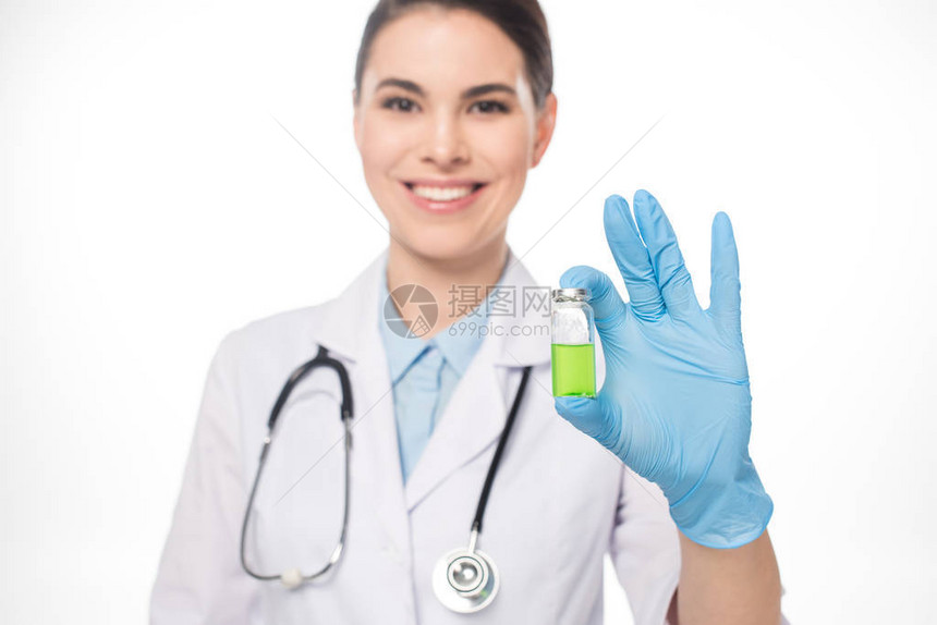 有选择焦点是微笑的医生拿着罐子带着隔离在白色图片