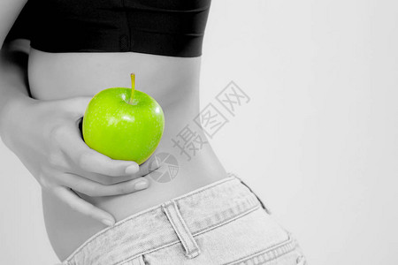 美丽的身体女人感苗条拿着绿色苹果与脂肪团健康图片